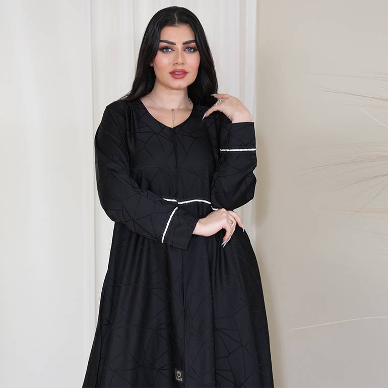 عبايه سوداء بكريستال من الأمام والأكمام 