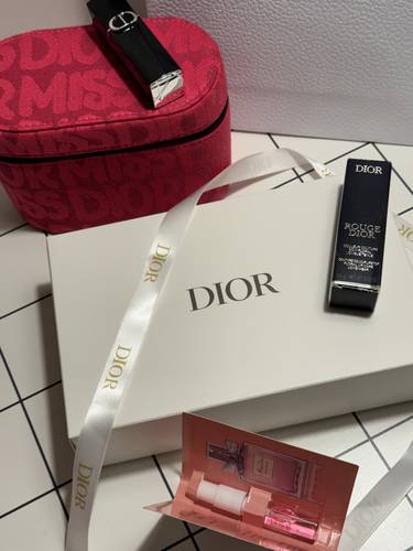 شنطة ميكب ديور مع حمرة شفاه مع عطر مس ديور 2ml.