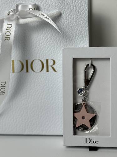 ميدالية ديور نجمة – Dior Star Key Holder | إصدار خاص