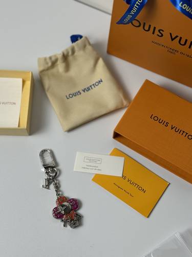 ميدالية Louis Vuitton زهرة المونوغرام