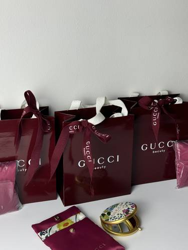 مرآة Gucci Beauty الدائرية الفاخرة