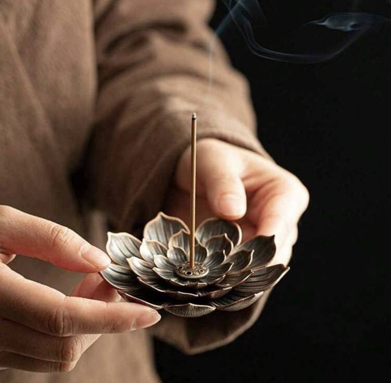 قاعدة للبخور الند