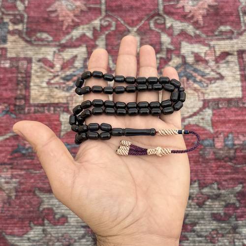 سبحة زعفراني باللون الحرباء يتحول اللون الحرباء إلى عدة درجات البني والازرق والبنفسجي حسب الاضاءة عدد الخرز 51 مقاس الخرز 7*10ملي بكركوشة قماش (يتمييز المسباح الزعفراني برائحة الزعفران وهي من الخامات المصنعة) 
