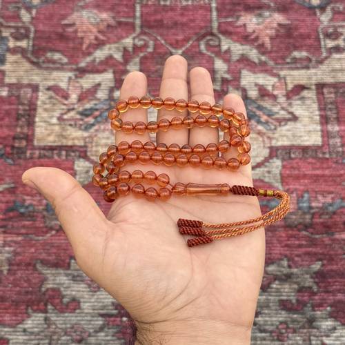 سبحة زعفراني باللون العسلي عدد الخرز 65 مقاس الخرز 8.5ملي بكركوشة قماش (يتميز المسباح الزعفراني برائحة الزعفراني وهي من الخامات المصنعة) 