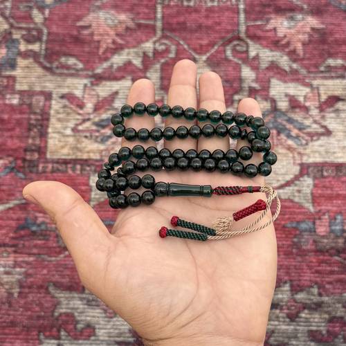 سبحة زعفراني باللون الاخظر الغامق عدد الخرز 61 مقاس الخرز 9ملي بكركوشة قماش ( يتميز المسباح الزعفراني برائحة الزعفران وهي خامة مصنعة)
