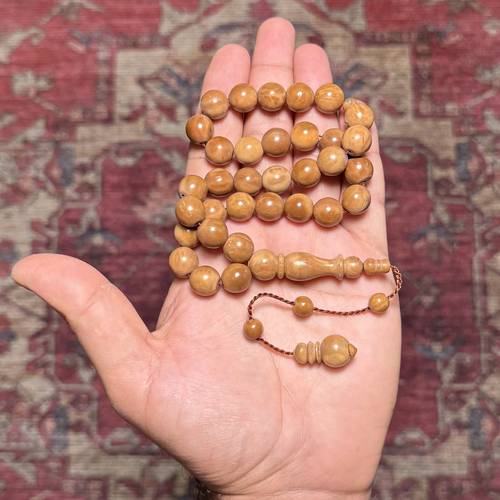 سبحة من ثمرة الكوك الطبيعية عدد الخرز 33 مقاس الخرز 11.5ملي (تتميز ثمرة الكوك بالصلابه ونعومة الملمس وامتصاص الزيوت العطرية كالدهن العود وغيره) 