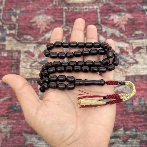 سبحة زعفراني باللون الحربا يتحول الحرباء إلى عدة الوان من درجات البني الغامق والكحلي والبنفسجي عدد  الخرز 51 مقاس الخرز 9*11ملي بكركوشة قماش (يتميز المسباح الزعفراني برائحة الزعفران وهي من الخامات المصنعة)