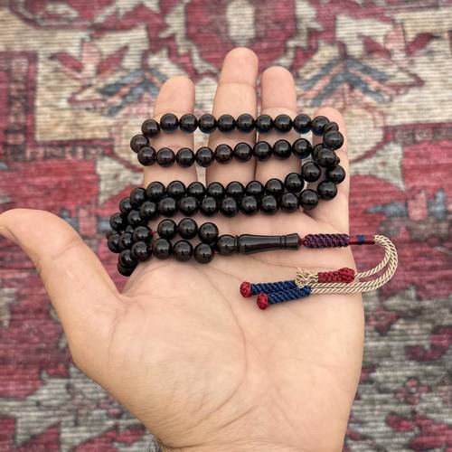 سبحة زعفراني باللون الحربا يتحول اللون الحرباء إلى عدّة ألوان من درجات البني والبنفسجي والعنابي والكحلي عدد الخرز 61 مقاس الخرز 9ملي بكركوشة قماش (يتميز المسباح الزعفراني برائحة الزعفران وهي من الخامات المصنعة)