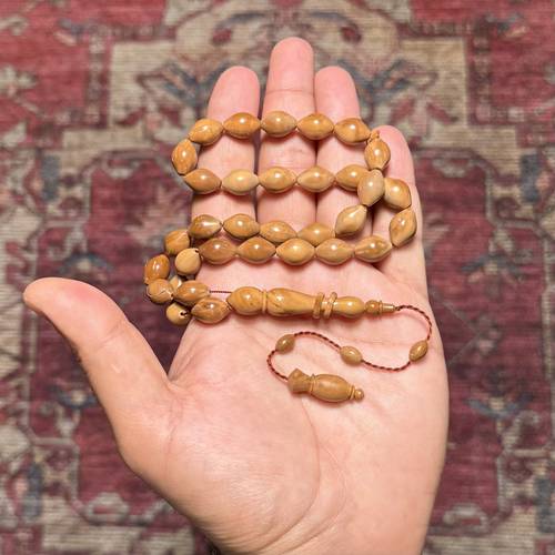 سبحة من ثمرة الكوك الطبيعية عدد الخرز 33 مقاس الخرز 9*13ملي (تتميز ثمرة الكوك بالصلابه ونعومة الملمس وامتصاص الزيوت العطرية كالدهن العود وغيره)
