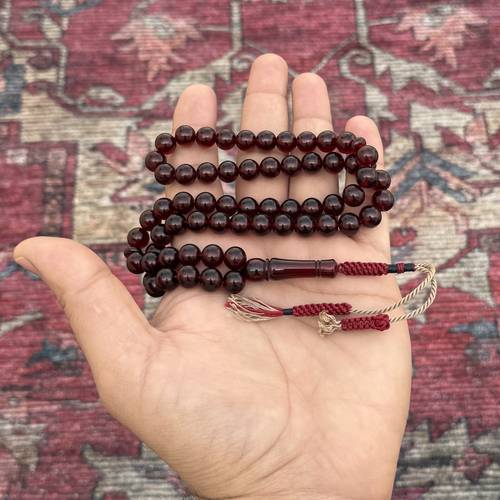 سبحة زعفراني باللون العنابي عدد الخرز 61 مقاس الخرز 9ملي بكركوشة قماش ( يتميز المسباح الزعفراني برائحة الزعفران وهي خامة مصنعة)