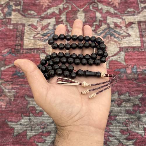سبحة زعفراني باللون الحرباء يتحول اللون الحرباء إلى عدة الوان من درجات البني والازرق والبنفسجي حسب الاضاءة عدد الخرز 51 مقاس الخرز 11*10.5مللي بكركوشة قماش (يتميز المسباح الزعفراني برائحة الزعفران وهي من الخامات المصنعة )