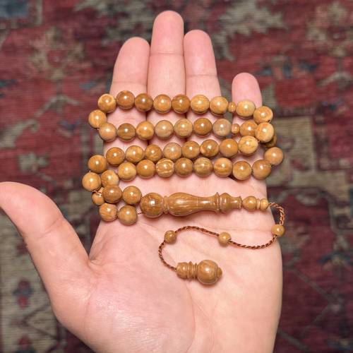 سبحة ثمرة الكوك من الخامت الطبيعية عدد الخرز 45 مقاس الخرز 9.5ملي (تتميز ثمرة الكوك بالصلابه ونعومة الملمس وامتصاص الزيوت العطرية كالدهن العود وغيره)