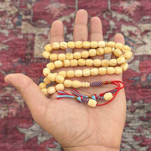 سبحة مستكة مصري بريحة عدد الخرز 49 مقاس الخرز 9*10 ملي بكركوشة قماش (يتميز المستكة المصري برائحة المستكة الثابتة وهي من الخامات المصنعة