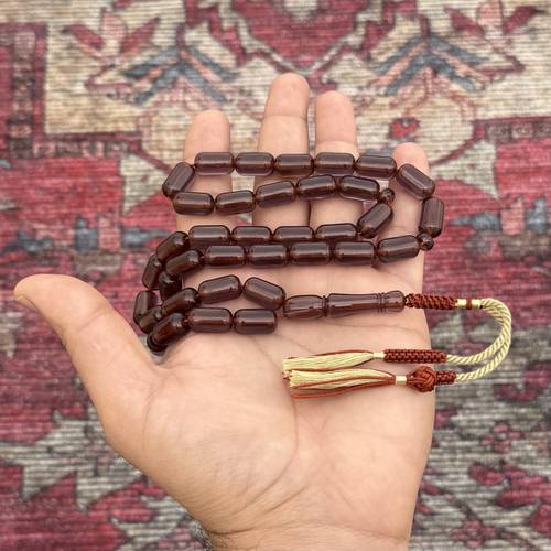 سبحة زعفراني باللون الحربا يتحول الحرباء إلى عدة الوان من درجات البني الفاتح والكحلي والبنفسجي عدد  الخرز 37 مقاس الخرز 9*15.5ملي بكركوشة قماش (يتميز المسباح الزعفراني برائحة الزعفران وهي من الخامات المصنعة)