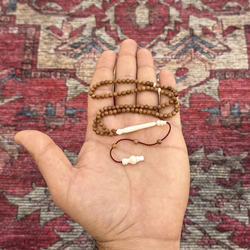 سبحة صغير الحجم من ثمرة الكوك الطبيعية بطقم من عظم الجمل عدد الخرز 99 مقاس الخرز 4ملي (تتميز ثمرة الكوك بالصلابه ونعومة الملمس وامتصاص الزيوت العطرية كالدهن العود وغيره)