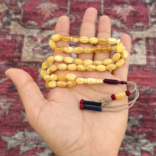 سبحة مستكة مصري بريحة عدد الخرز 45 مقاس الخرز  8*12ملي ملي بكركوشة قماش (يتميز المستكة المصري برائحة المستكة الثابته وهي من الخامات المصنعة)