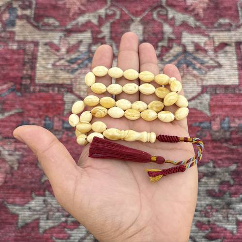 سبحة مستكة مصري بريحة عدد الخرز 33 مقاس الخرز 9.5*13ملي بكركوشة قماش (يتميز المستكة المصري برائحة المستكة الثابته وهي من الخامات المصنعة)