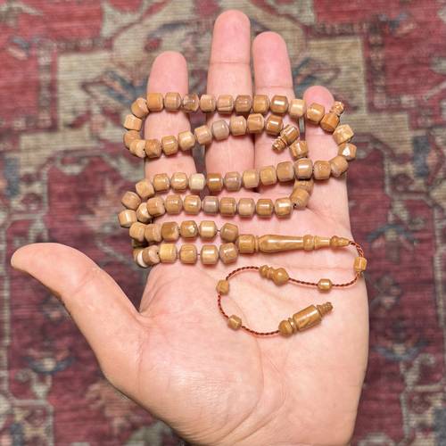 سبحة من ثمرة الكوك الطبيعية عدد الخرز 66 مقاس الخرز 8ملي (تتميز ثمرة الكوك بالصلابه ونعومة الملمس وامتصاص الزيوت العطرية وغيره)