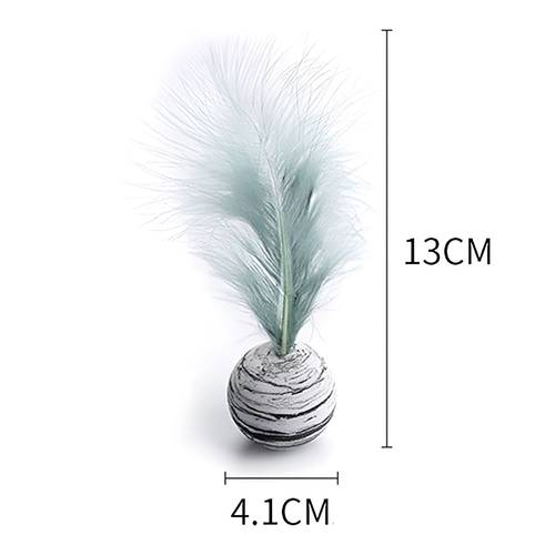 لعبة كرة ممتعة مع ريشة فالاعلى للقطط 