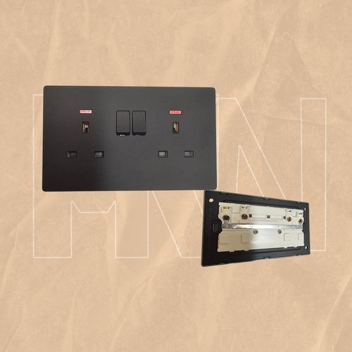 فيش مجوز أسود أنيق مع مفتاح مدمج — MKN BLK 016 بقدرة 13A. حل عملي وجمالي لمنافذك الكهربائية.