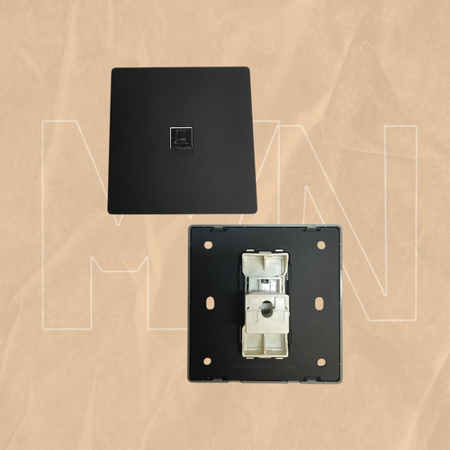 فيش كمبيوتر أسود MKN BLK CAT6 بتصميم أنيق بسطح بيانو لامع، يوفر سرعة اتصال عالية وثبات ممتاز لشبكات الإنترنت. مصنوع من خامات عالية الجودة لضمان أداء موثوق ومظهر عصري يناسب جميع الديكورات. 