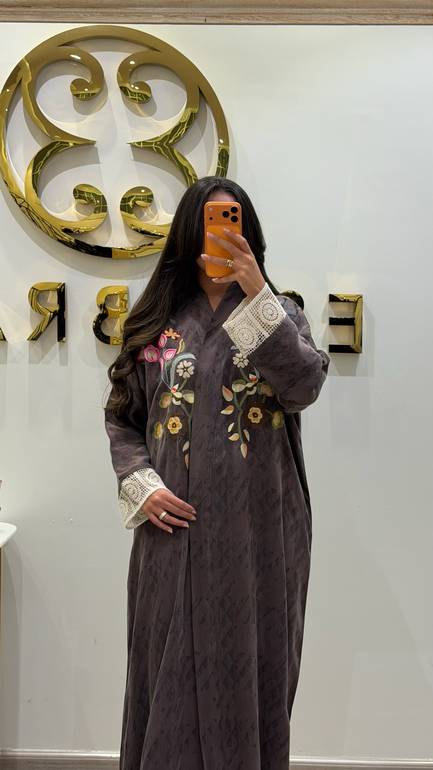 عباية حرير مادلين بني تطريز بالخيوط