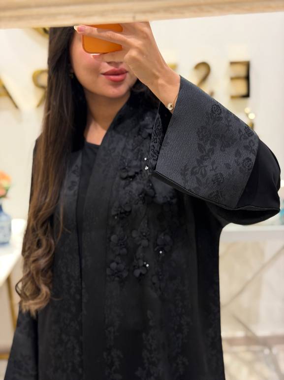 عباية مطرزة كريب مع تفته مورد