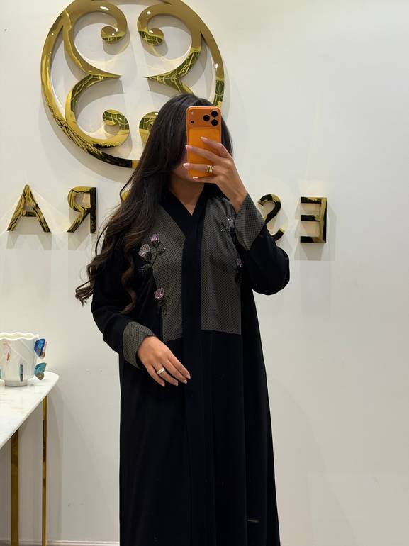 عباية كريب اسود مطرزة توليب