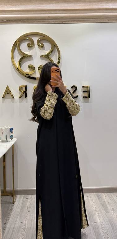 عباية كريب اسود مطرزة