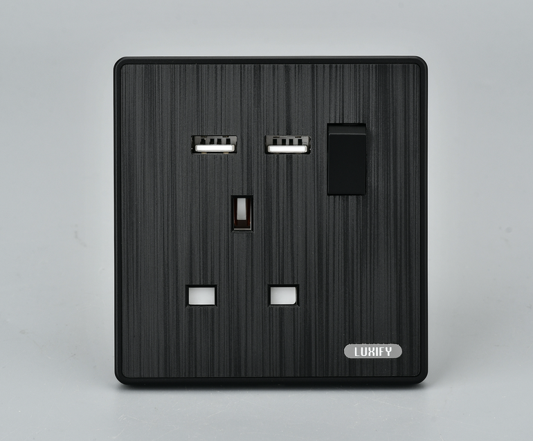 فيش 13 امبير مع USB اسود مطور LUXIFY