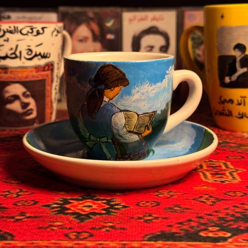 كُوب رسم يدوي - فتاة الكُتب