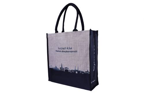 حقيبة قماشية مزينة بمعالم مكة المكرمة