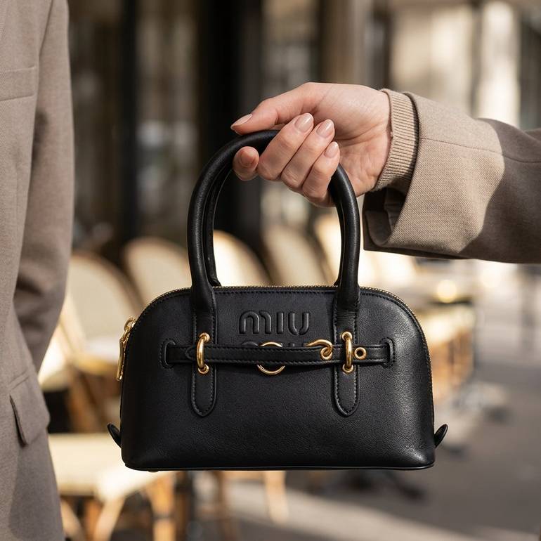 شنطة يد وسط أسود MIU