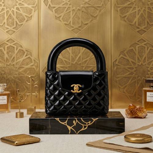 شنطة يد L أسود لامع   CHA
