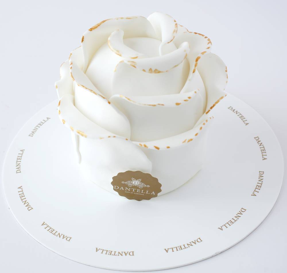 White Flower Cake 