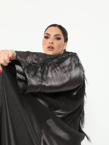 عبايه سوداء من القماش الستان الخفيف الامع 