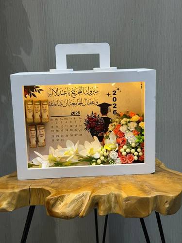 ورد أبيض وبرتقالي + صندوق هدايا