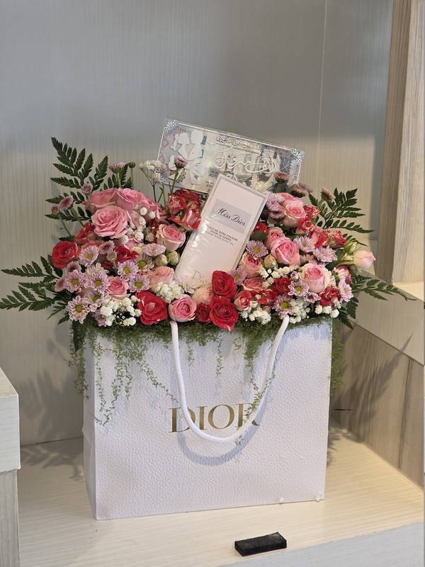 تنسيق ورد وردي وأحمر + عطر Dior
