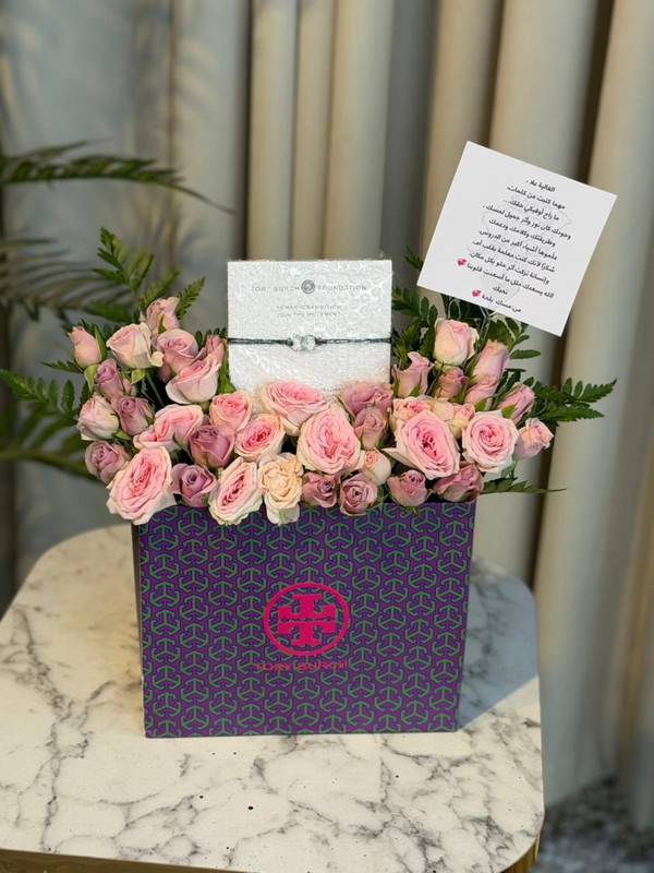 تنسيق ورد وردي + مجوهرات Tory Burch