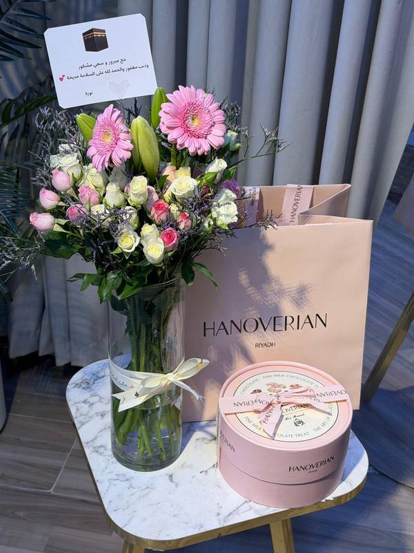 فازة ورد وردي وأبيض + شوكولاتة Hanoverian