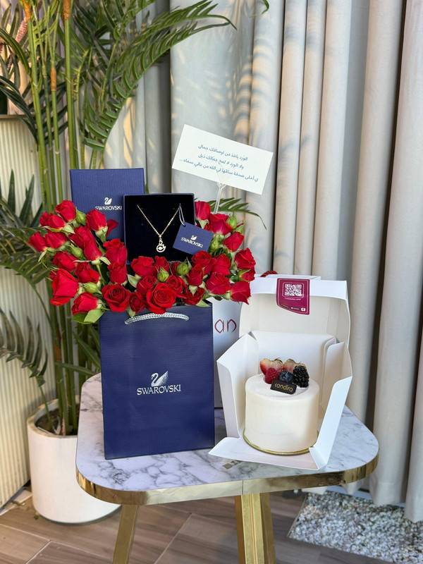 تنسيق ورد أحمر + مجوهرات Swarovski وكيك