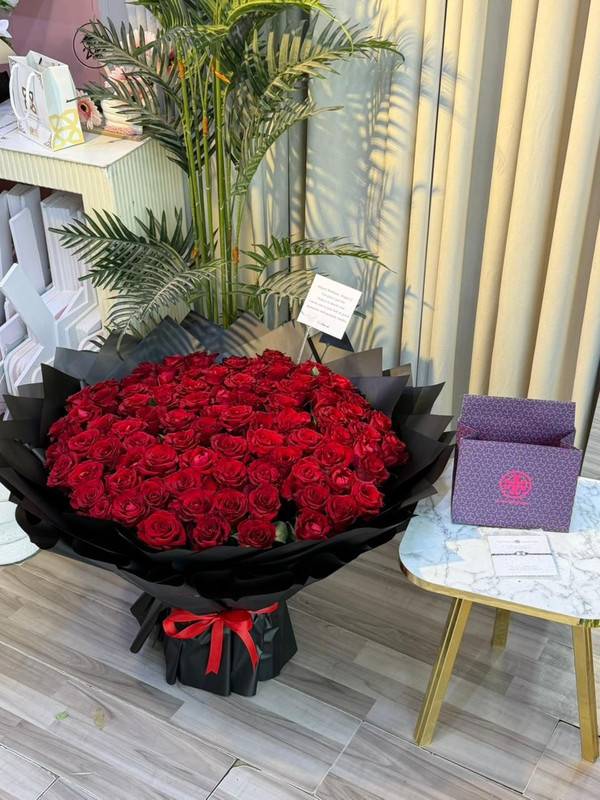 باقة ورد أحمر + علبة هدية