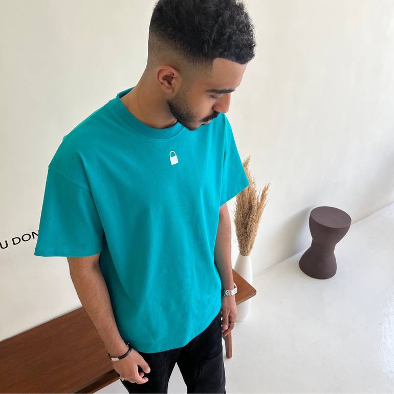 turquoise T-shirt •un close•