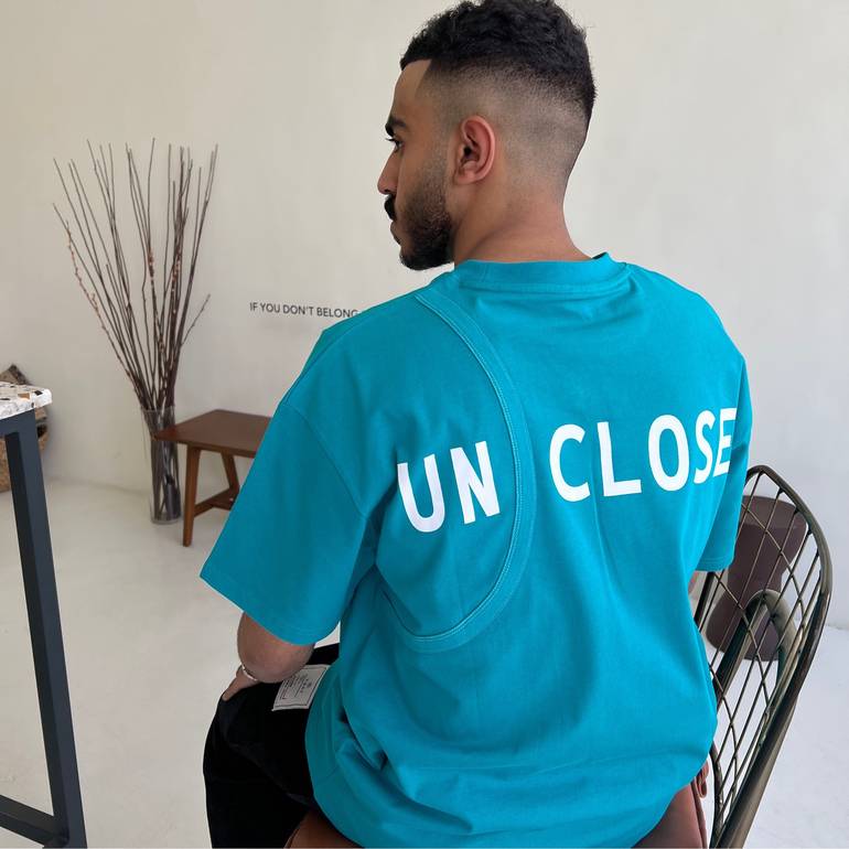 turquoise T-shirt •un close•