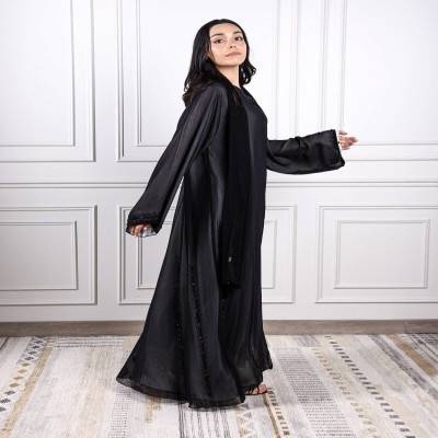‎ عباية نسائية ستان بلون أسود