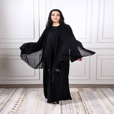 ‎ عباية نسائية باللون الأسود