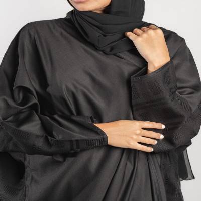 ‎ عباية نسائية بتصميم أنيق بلون أسود