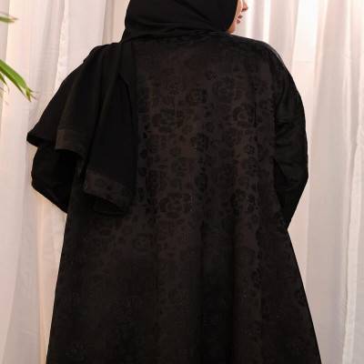 ‎ عباية نسائية بتصميم أنيق بلون أسود
