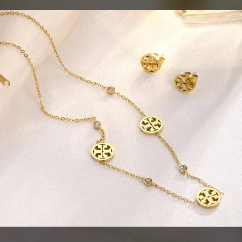 طقم نسائي أنيق من ماركة توري بورش لون ذهبي