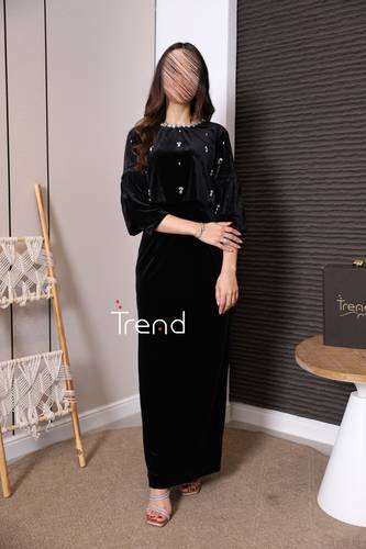 فستان أسود مخملي طويل بتطريز ناعم وأكمام واسعة - 2XL